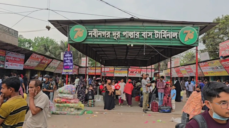 আশুলিয়ায়  বাসস্ট্যান্ডে বেড়েছে যাত্রী চাপ, নানা...