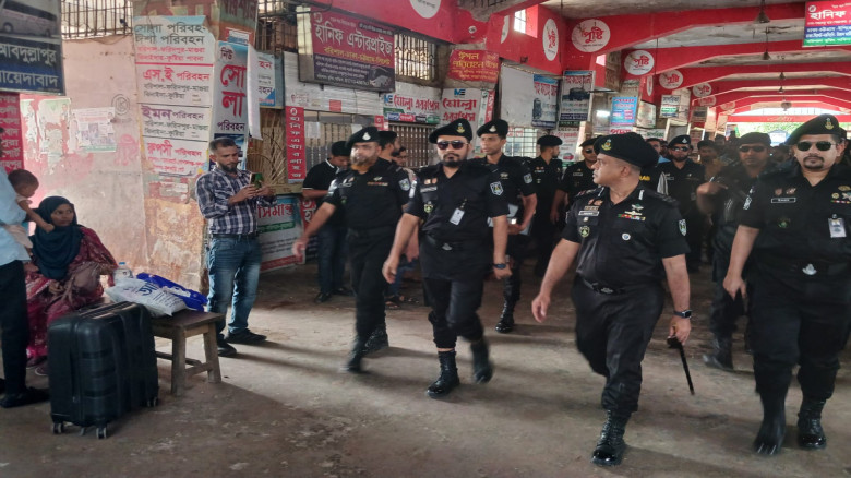 বরিশালে ঈদে যাত্রী হয়রানী রোধে র‌্যাব-৮ অধিনায়কের ...