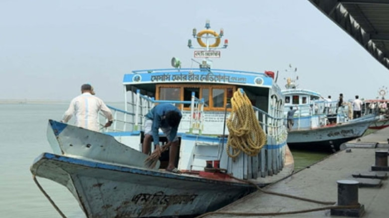 দৌলতদিয়া-পাটুরিয়া নৌরুটে অল্পের জন্য রক্ষা পেল ২ শ...