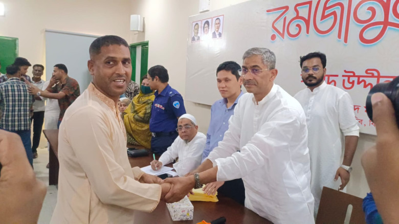 লক্ষ্মীপুরে অসহায়দের মাঝে ১০ লাখ টাকার চেক বিতরণ...