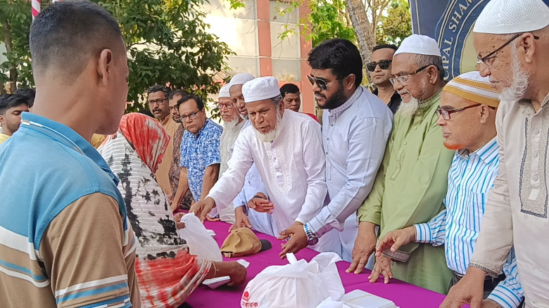 জয়পুরহাটে দুই হাজার অসহায় মানুষের মাঝে ঈদ সামগ্রী ...