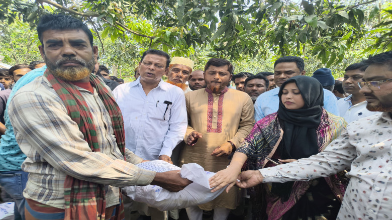 আলমডাঙ্গায় ঝড়ের তাণ্ডবে ক্ষতিগ্রস্তদের পাশে চুয়াড...