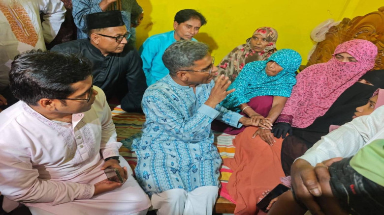গফরগাঁওয়ের মামুনের পরিবারের পাশে দাঁড়ালেন সাংসদ মো...