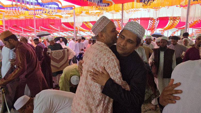 বৈরী আবহাওয়া ফরিদপুরে ঈদ জামাত অনুষ্ঠিত...