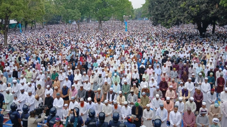 কিশোরগঞ্জের শোলাকিয়ায় সর্ববৃহৎ ঈদ জামাত অনুষ্ঠিত, ...