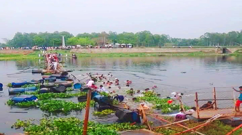 ব্রহ্মপুত্র নদে শতাধিক মানুষসহ ভেঙ্গে পড়ল ব্রিজ, ...