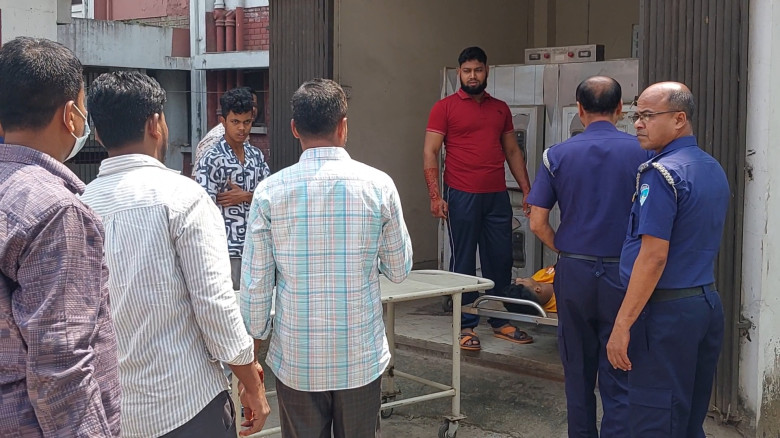 ফোন-টর্চের আলো অন্যের চোখে পড়ায় নাসিরনগরে প্রতিপক্...