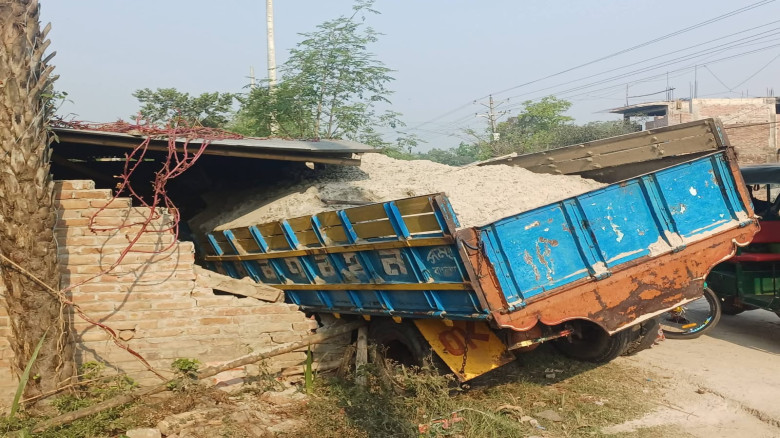 নাটোরের লালপুরে ট্রাকচাপায় ইজিবাইকের ৩ যাত্রী নিহত...