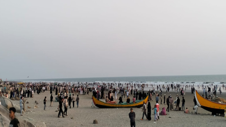 ঈদুল ফিতরের শেষদিনে সৈকতে ছিল উপচেপড়া ভিড়...
