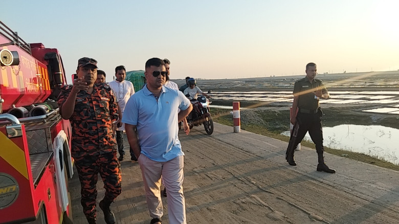 লবণের গাড়ী আনলোডের কারণে বেহাল রাস্তা পরিদর্শন শেষ...