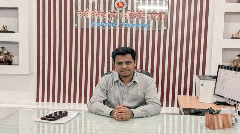 সিনিয়র সহকারী সচিব পদে পদোন্নতি পেলেন রায়হান মাহাম...