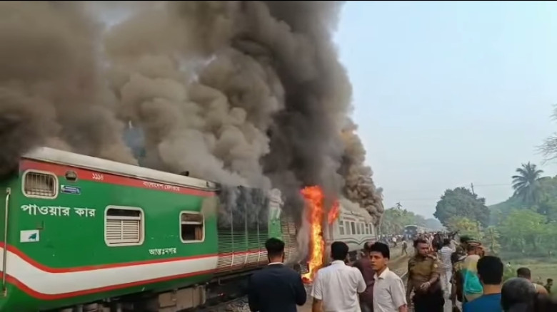সীতাকুণ্ডে  চট্টলা এক্সপ্রেসে  'ভয়াবহ' আগুন, দুই ব...