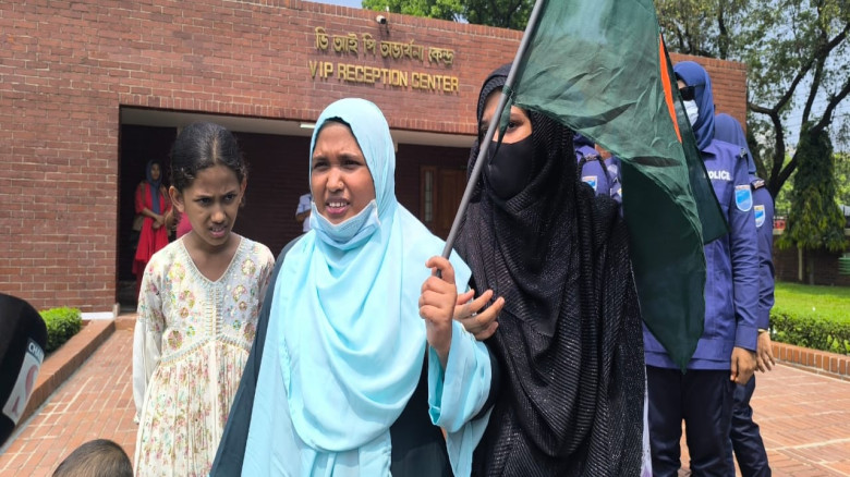 স্মৃতিসৌধে এসে জয় বাংলা স্লোগান দিয়ে  পুলিশ হেফাজ...