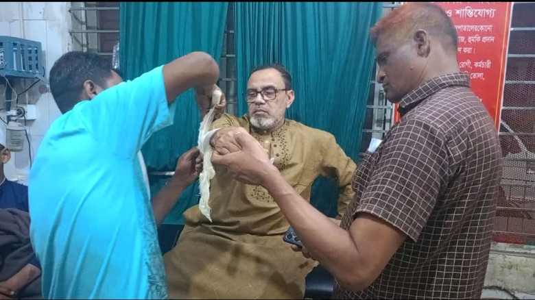 পলাশবাড়ী থানায় হামলা: ওসিসহ ৮ পুলিশ সদস্য আহত, আটক...