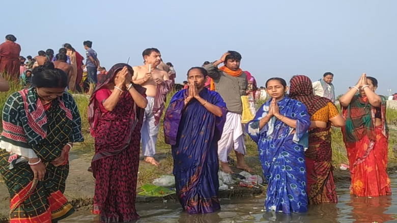 যমুনা নদীর তীরে অষ্টমীর স্নান করতে পুণ্যার্থীদের ঢ...