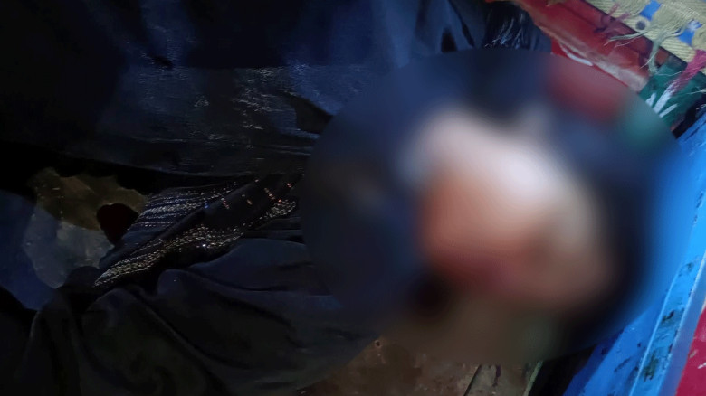 সাদুল্লাপুরে সড়ক দুর্ঘটনায় শিশু সন্তানের সামনে মায়...