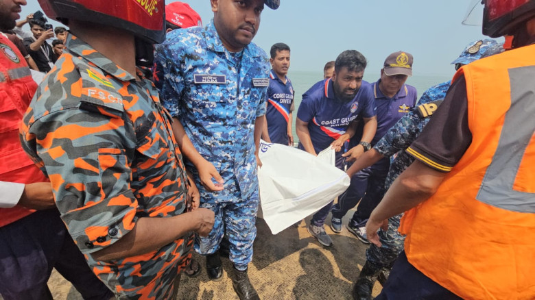 দুর্ঘটনা কবলিত বাসটির সব আসনেই যাত্রী ছিল,বেচে ফের...