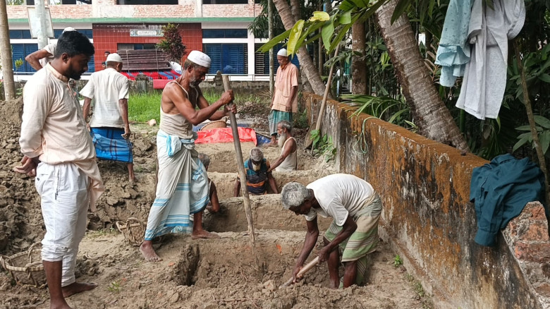 এ প্রথম একসঙ্গে ৪টি কবরে খুঁড়তে দেখলাম...