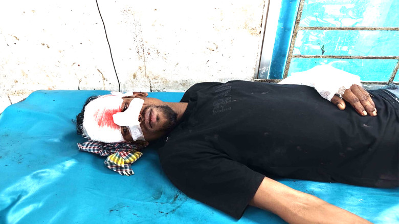 কোটালীপাড়া উপজেলা স্বাস্থ্যকমপ্লেক্সে ঢুকে রোগীকে ...