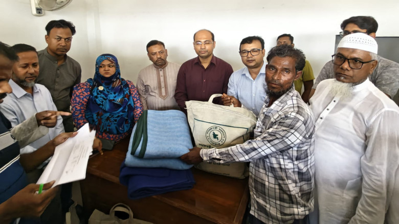 আগুনে পুড়ে যাওয়া ক্ষতিগ্রস্ত পরিবারের পাশে ইউএনও এ...