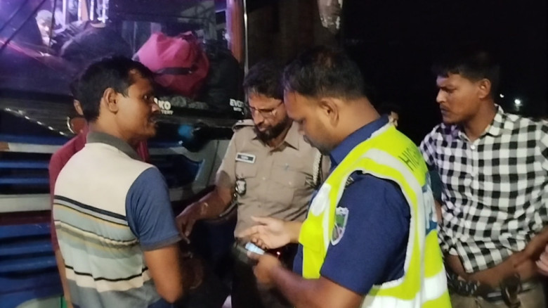 শিবালয়ে কর্মস্থলমুখী যাত্রীদের কাছ থেকে বাড়তি ভাড...
