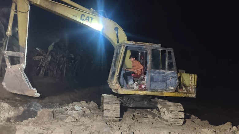 নাটোরে ফসলী জমিতে পুকুর খননের দায়ে ২ লাখ টাকা জরিম...