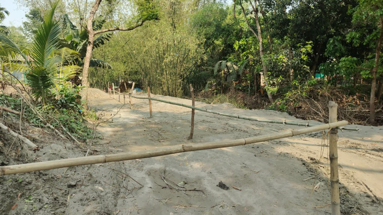 চৌহালীতে সরকারি রাস্তা দখল করে বাঁশের  বেড়া দেওয়...