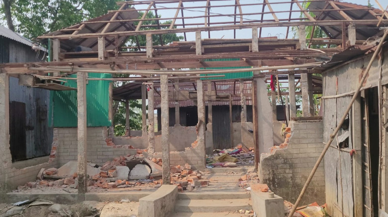 পলাতক আসামিদের বাড়িঘর ভাঙচুর-লুটপাটের অভিযোগ...