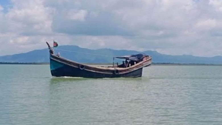 ১৩ জেলেকে নৌকাসহ ধরে নিয়ে গেছে আরাকান আর্মি...