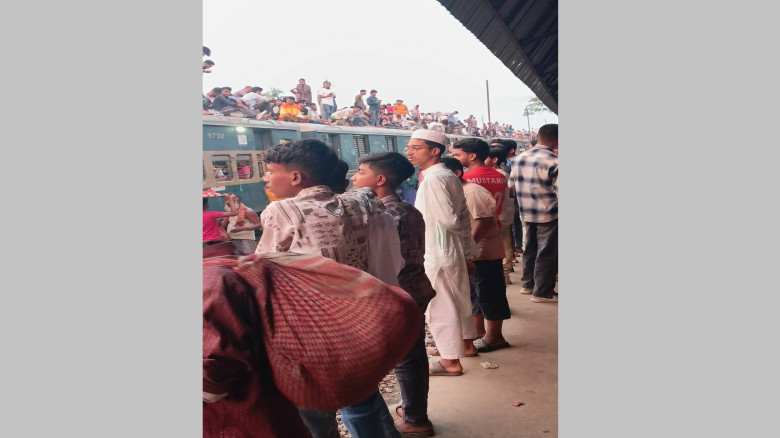 ঈদের ছুটি শেষে গফরগাঁও স্টেশনে ঢাকাগামী ট্রেনে প্র...