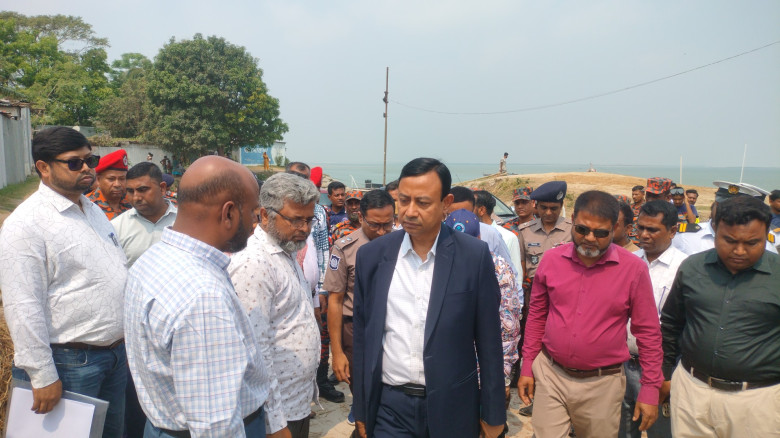 দৌলতদিয়া ঘাটে বাসডুবির ঘটনাস্থলে নৌ-মন্ত্রনালয়ের ত...
