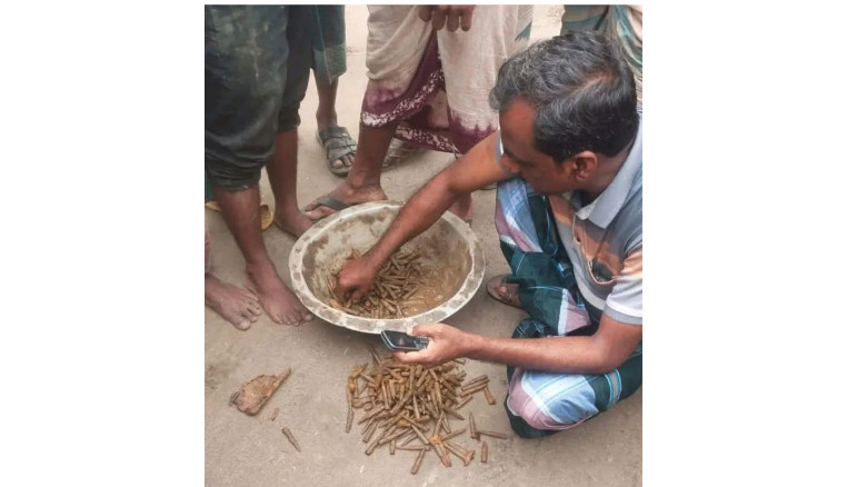 নওগাঁয় মাঠ থেকে ৩২৫ রাউন্ড গুলি উদ্ধার...
