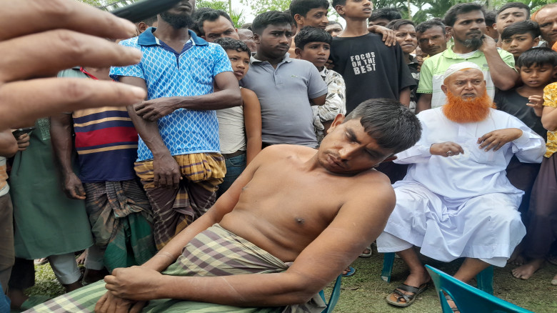 নলডাঙ্গায় জানাজা অনুষ্ঠানে মুসল্লির ওপর পাগলের হাম...