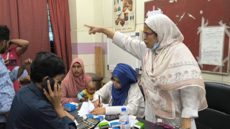 হাম রোগের সংবাদ সংগ্রহ করতে গিয়ে নারী চিকিৎসকের হা...