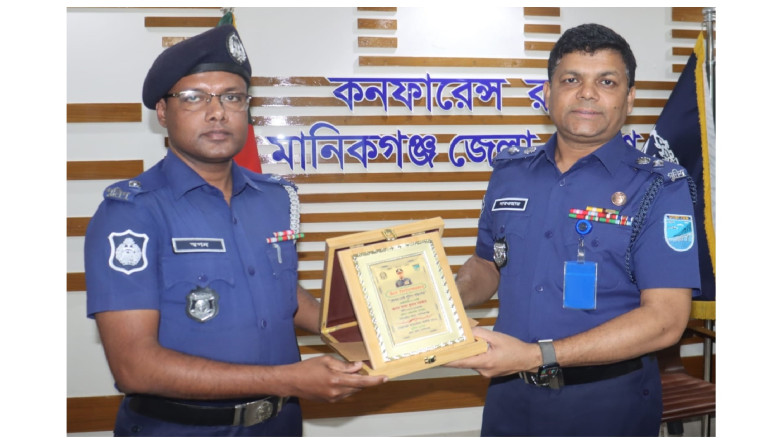 জেলার শ্রেষ্ঠ পুলিশ পরিদর্শক সিংগাইর থানার স্বপন ক...