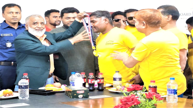 যমুনার বালুচরে সাংবাদিকদের প্রীতি ফুটবল ম্যাচ অনুষ...