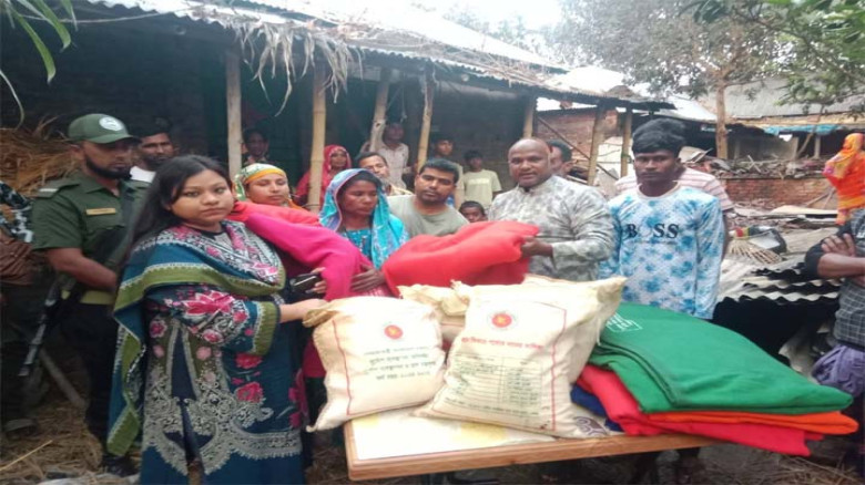 সৈয়দপুরে ভয়াবহ অগ্নিকান্ড ক্ষতিগ্রস্ত পরিবারের মাঝ...