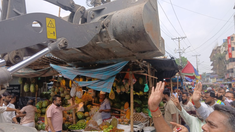 গাজীপুরে রেলক্রসিং এলাকায় অবৈধ স্থাপনা উচ্ছেদ...