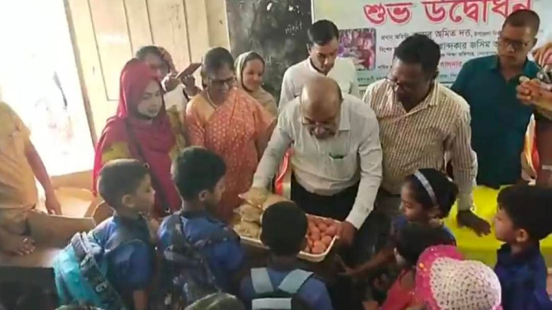 নেছারাবাদে স্কুল ফিডিং বিতরণের শুরুতেই ছোট ডিম, পঁ...