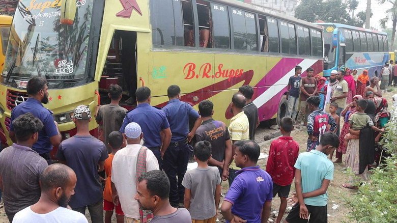 নওগাঁয় গ্যারেজে রাখা বাসের ভেতর মরদেহ...