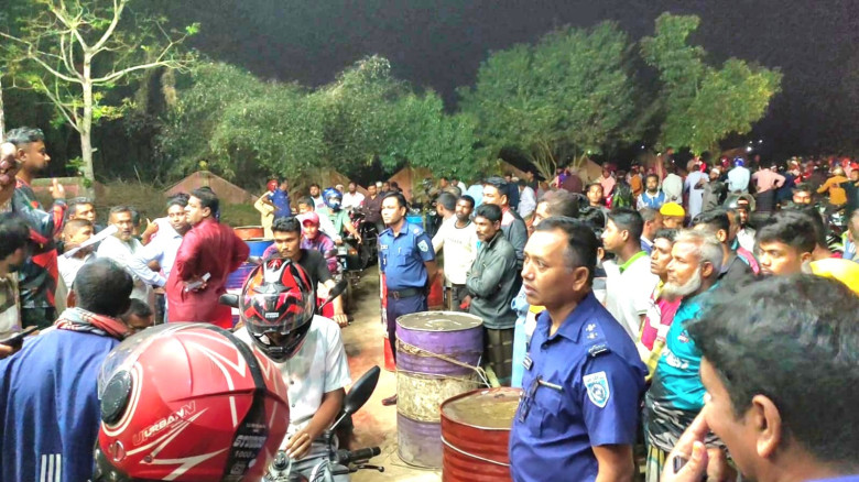 অবৈধ মজুদ ঠেকাতে হাকিমপুর  পুলিশি  পাহারায় তেল বিত...