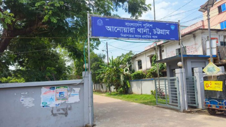 থানায় সেবা নিতে এসে বাইরে গাছতলায় অপেক্ষা আনোয়ারায়...