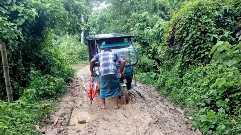 পরশুরামে শালধর বাজারের পাশে  কাঁচা রাস্তার বেহাল দ...