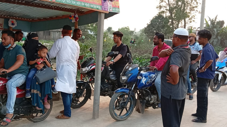আখাউড়ায় পেট্রোল-অকটেন নিতে ‘রং থেরাপি’...
