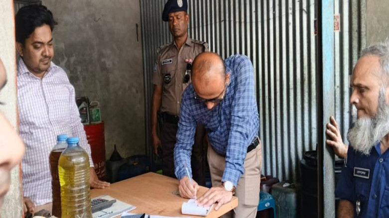 শিবালয়ে বেশি দামে তেল বিক্রির দায়ে ব্যবসায়ীকে জ...