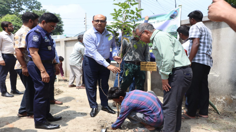 গোপালগঞ্জ সড়ক বিভাগে “৫ বছরে ২৫ কোটি বৃক্ষরোপন” কর...