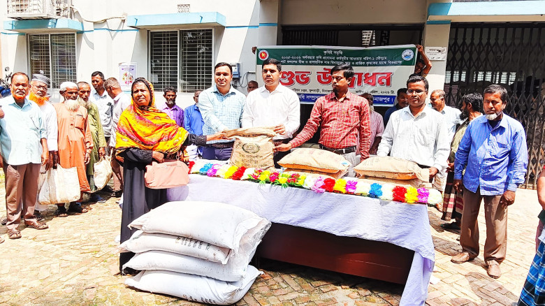 ফুলবাড়ীতে ৯০০ কৃষকের মাঝে আউশ ও পাটের প্রণোদনা বিত...