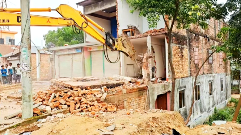 সওজের জমি দখলে গড়ে ওঠা ‘নীরব সিন্ডিকেট’, অভিযানে ভ...