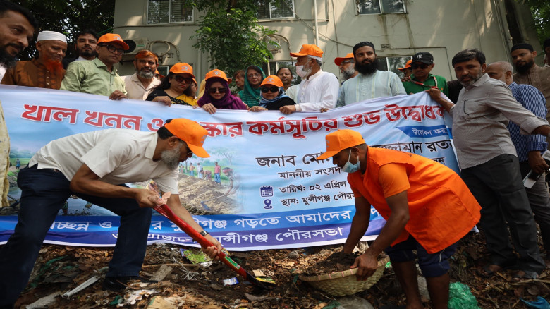মুন্সীগঞ্জে খাল খনন ও শিশু পার্ক আধুনিকায়নের কাজ উ...