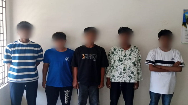 মাদারীপুরে সংঘর্ষের ঘটনায় পুলিশের হাতে কিশোর গ্যাং...
